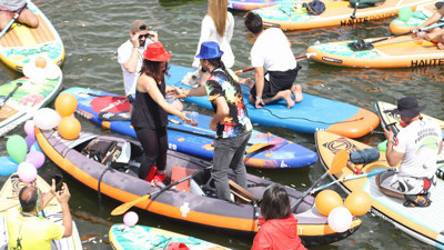 Portakal Çiçeği Karnavalı'nın su kortejinde sürpriz evlilik teklifi