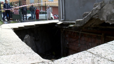 Pendik’te korku dolu anlar: Pendik’te dört katlı binanın bahçe zemini çöktü