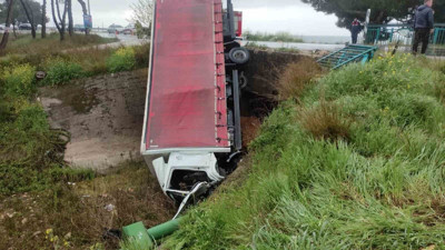 Bursa'da korku dolu anlar! Virajı alamayan kamyon dereye uçtu