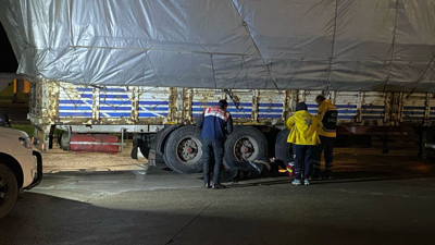 Tamir ettiği TIR'ın altında kalarak can verdi