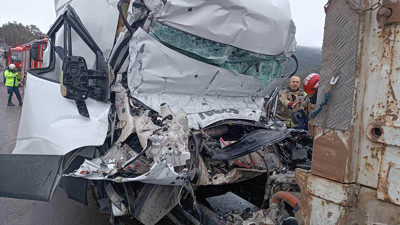 TEM Otoyolu’nda korkunç kaza! Sürücü minibüste sıkıştı