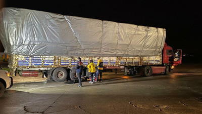 Tamir ettiği TIR’ın altında kaldı