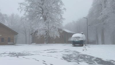 İlkbahar'ın ortasında beyaz örtüyle kaplandı