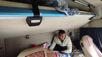 Kaçak göçmenler, koyunların yanında yakalandı!