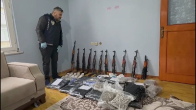 Haraç çetesinin cephaneliği ele geçirildi 11 kalaşnikof tüfek, 6 tabanca ve 20 kilo esrar