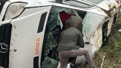 Yolcu minibüsü kontrolden çıkıp şarampole devrildi: Yaralılar var