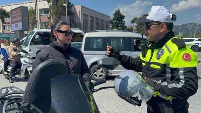 Motosiklet sürücülerine önce ceza, sonra kask hediye edildi
