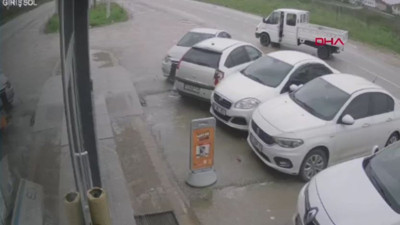 İnegöl’de feci kaza: Otomobil park halindeki araçlara çarptı: 1’i çocuk 5 yaralı