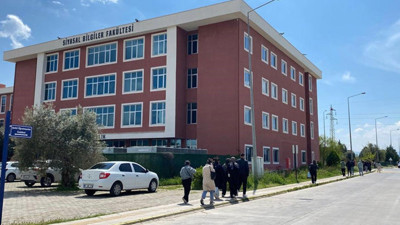 Başörtülülere hakaret ettiği iddia edilen akademisyen görevden uzaklaştırıldı