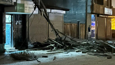 Hakkari'de şiddetli fırtına yıkıp geçti! 69 çatı zarar gördü