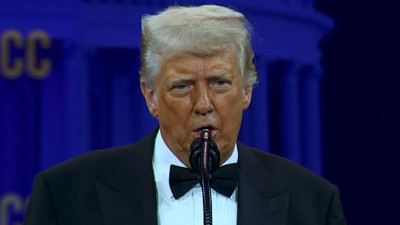 Dünya Trump'ın bu sözlerini konuşuyor: Liderler arıyor, popomu öpüyor!