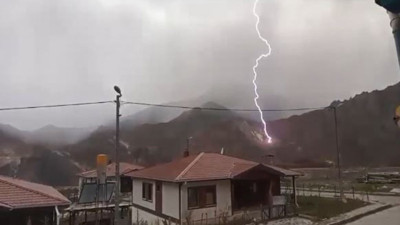 Artvin’de korku dolu anlar! Yıldırım düşme anı görüntülendi