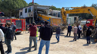 İzmir’de şantiyede feci kaza: Prefabrik eve girdi: Sürücü sıkıştı