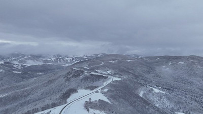 Doğal güzellikleriyle öne çıkıyor! Karla kaplanan yayla dronla görüntülendi