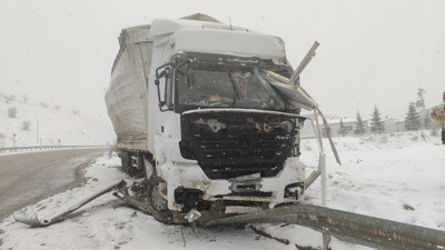 Karda kayan TIR korku yarattı