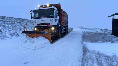 Kar küreme ve tuzlama çalışmaları başladı