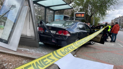 Gaziantep’te otobüs durağında korku dolu anlar! Otomobil otobüs durağına daldı