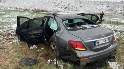Sivas-Erzincan yolu üzerinde otomobil tarlaya devrildi: 3 yaralı