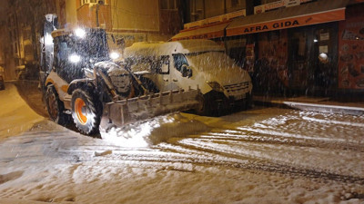 Bayburt’ta belediye ekipleri karla mücadele ediyor