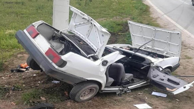 İzmir’de otomobil direğe çarptı: İki kuzen hayatını kaybetti