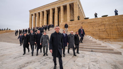 Özgür Özel, Anıtkabir'i ziyaret etti... Anıt defterinde 'İmamoğlu' ve 'darbe' sözleri dikkat çekti!