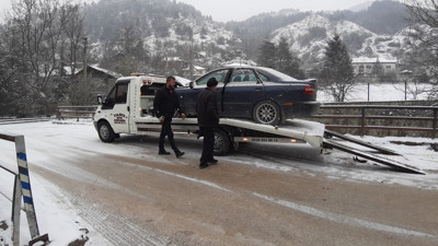 Bolu'da buzlu yolda kafa kafaya çarpıştılar