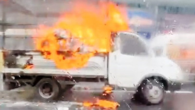 İstanbul Beylikdüzü'nde seyir halindeki kamyonet alev alev yandı