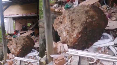 Rize'de yamaçtan kopan kayalar evi yerle bir etti!