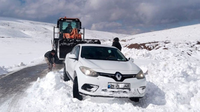 Muş'ta karda araçlarıyla mahsur kalan 60 kişiyi ekipler kurtardı