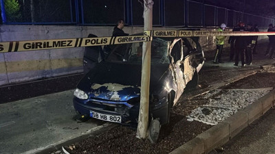 Sivas'ta ağaca çarpan otomobilin sürücüsü hayatını kaybetti