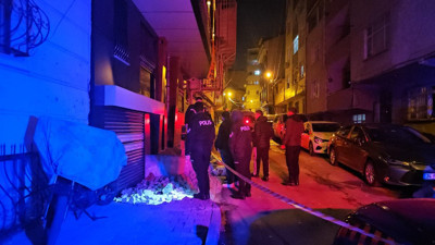 Küçükçekmece’de motosikletli iki kişi ev kurşunladı