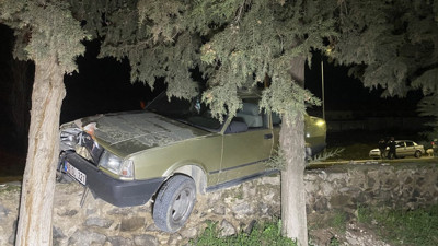 Kalp krizi geçiren sürücü aracıyla ağaca çarptı: 1 ölü