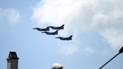 Savaş uçakları izleyenleri mest etti