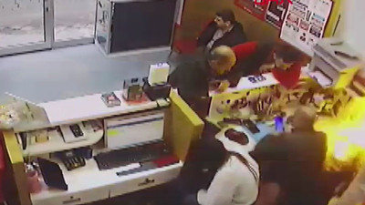 Artvin’de telefon bataryası bir anda alev aldı! O anlar kamerada...