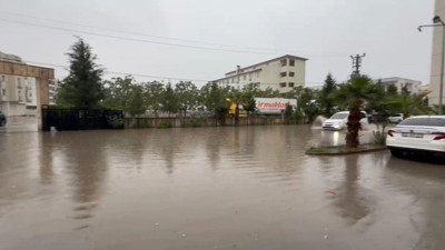 Nusaybin’i sağanak vurdu! Logarlar taştı, cadde ve sokaklar göle döndü