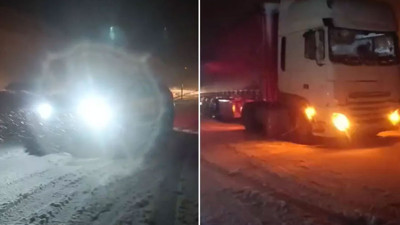 Hakkari’de yoğun kar yağışı ve tipi! Araçlar yolda mahsur kaldı