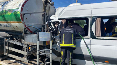 Antalya’da korkunç kaza: Tur minibüsü ile kamyon çarpıştı: Çok sayıda turist yaralandı