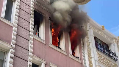 İstanbul’da yangın paniği: Alevler arasında kalan 2 kişi kurtarıldı!