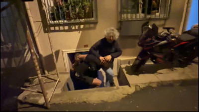 İş insanının evine haraç kurşunu. Çete üyesi çatıda yakalandı