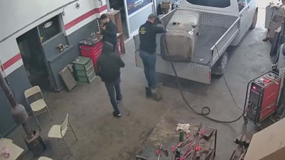 Kaynak yapılan yakıt deposu bomba gibi patladı