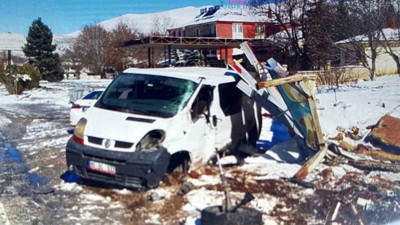 Malatya’da feci kaza: Reklam panosuna çarptı: Yaralılar var