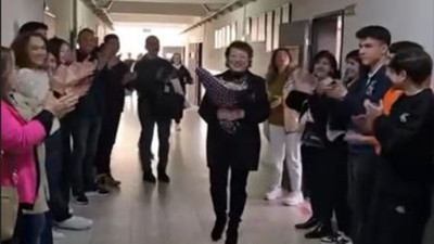 Öğretmene alkışlı veda