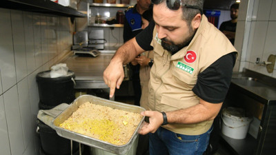 Dönerde böcek, tatlıda skandal! Mide bulandıran görüntüler