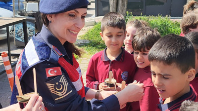 Çocuklar, kedileri harçlıklarıyla besledi