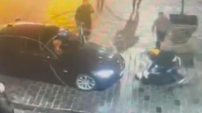 Fanatik taraftar başından bıçakladı. Taksim'de dehşet anları