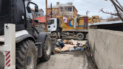 Kötü koku yayılıyordu! Evden tam 10 ton çöp çıktı