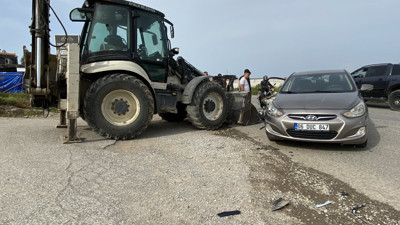Otomobil iş makinesi ile çarpıştı Hamile anne ve çocuğu yaralandı