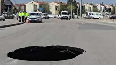 Asfalt çöktü 3 metre derinliğinde