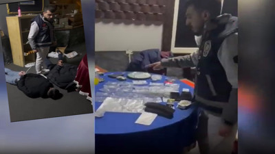 İstanbul'da kumarhaneyi basan polis 2 torbacıyı yakaladı! Polis umduğunu değil bulduğunu gözaltına aldı
