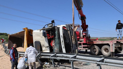 Virajı alamayan tır devrildi: 1 can kaybı var